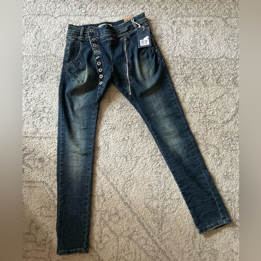 NWT LEXXURY European Stylish Blue Women’s Jeans Zipper Button Details Skinny